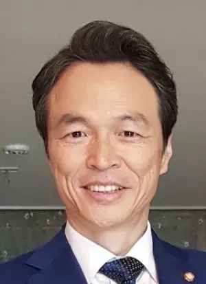 بیوگرافی Yang Hee Lee