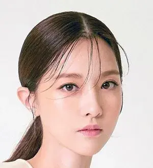 بیوگرافی Yoo Ri Kim